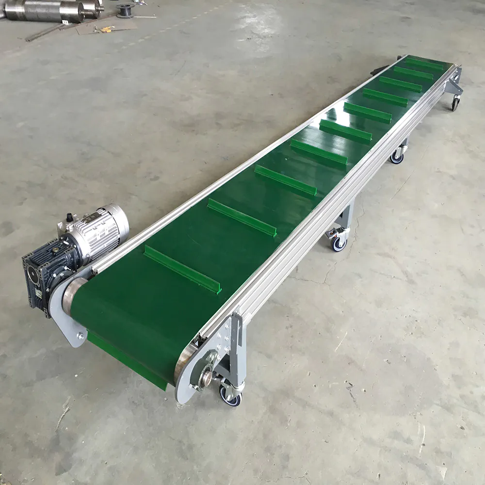 Mobile aluminum conveyor belt with cleats
