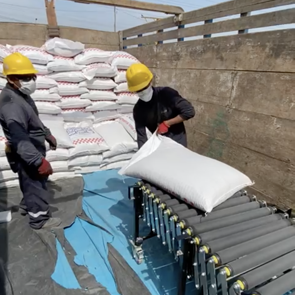 High quality flexible motorized rubber roller conveyor for 50KG bags loading unloading