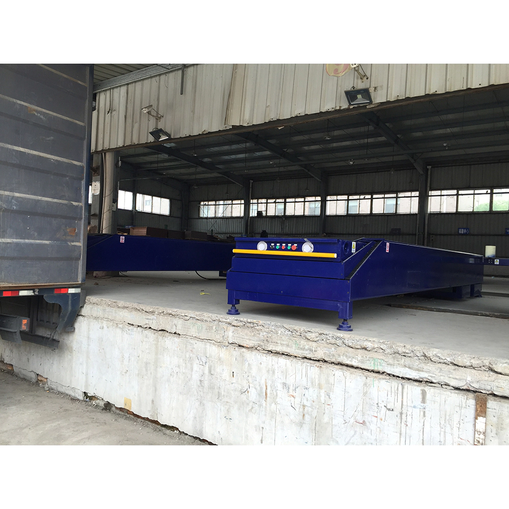 Portable belt conveyor for truck loading unloading