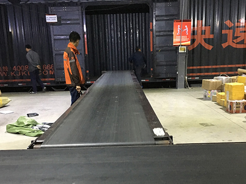 Shanghai Express Company use the YiFan conveyor company's product