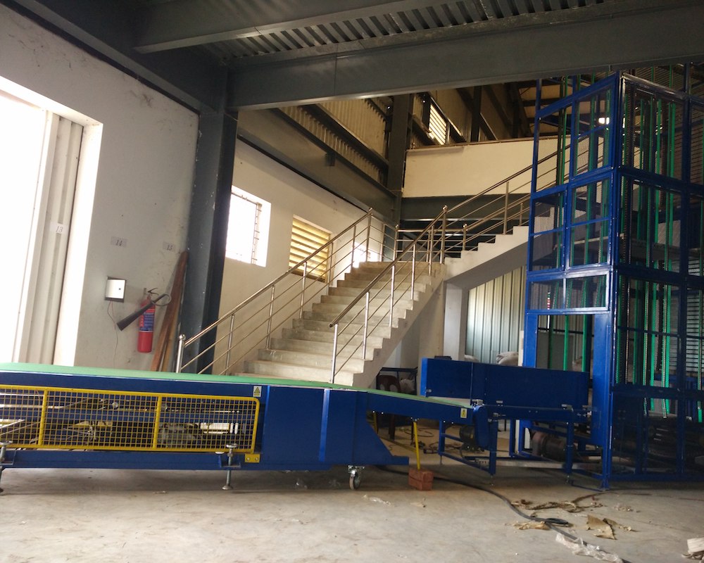 YiFan Conveyor vertical vertical lifting conveyor suppliers for airport-2