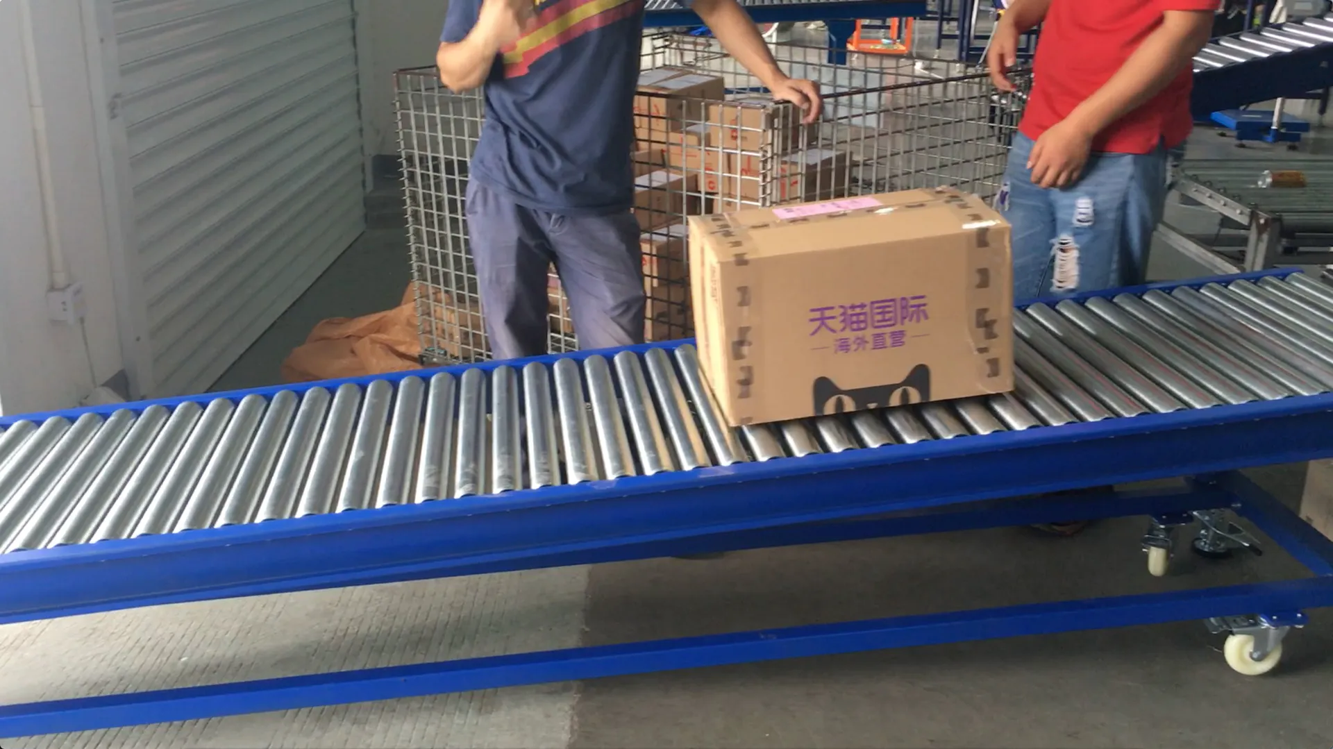Gravity roller conveyor loading cartons into vehicles
