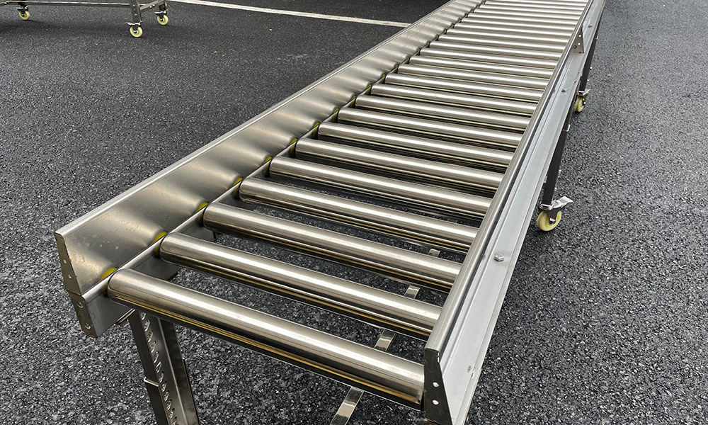 Mobile roller conveyor in SUS304 frame