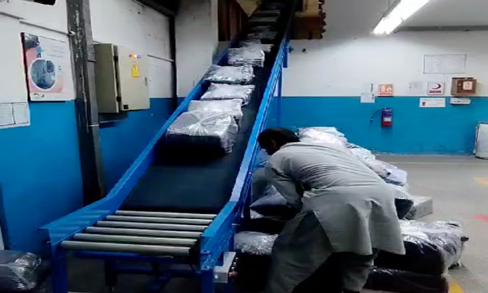 Climbing Belt Conveyor for transport cartons, bags between floor and mezzanine